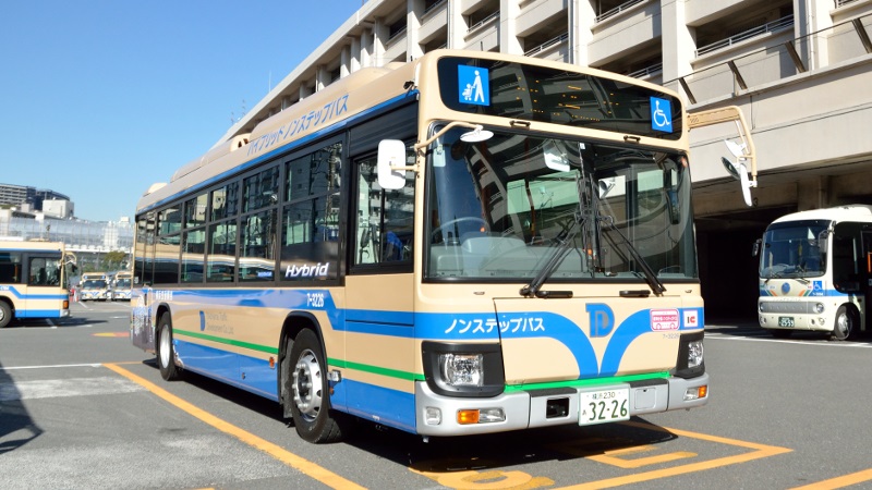 横浜市営バスとそっくりなバスの正体とは?