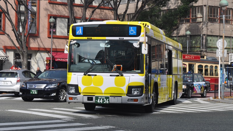 港町横浜を走る「黄色い市バス」の正体を追う! 誰でも乗れるものなのか?