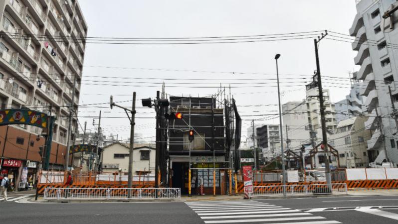 野毛で篭城している不動産屋さん!?再開発地区にポツンと一軒建っている理由