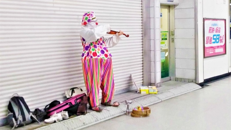辻堂駅や藤沢駅に現れる謎のバイオリン弾きピエロの正体は!?