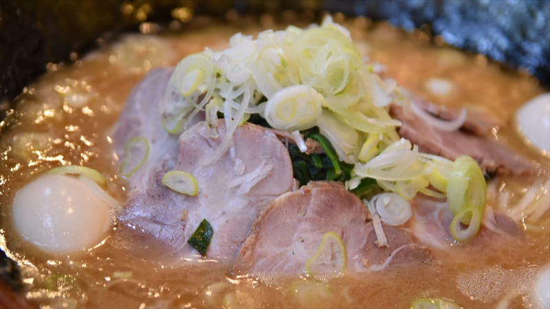 【デカ盛り】横浜駅の家系ラーメン店「山崎家」の4.5kgのチャレンジラーメンに挑戦!【大食い】